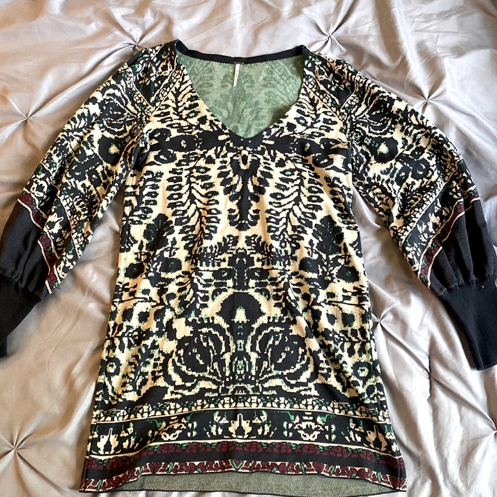 Adorable long-sleeved Free People dress/tunic! Size small, lightly worn